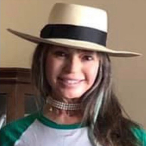 Meet your Posher, Emily - Picture 2 of 2